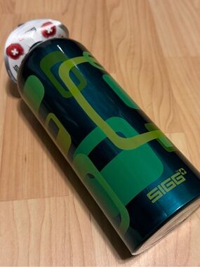 SIGG Switzerland Frames Green 1.0 Liter Water Bottle BRAND NEW NWT